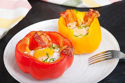 Яичница в половинках перца