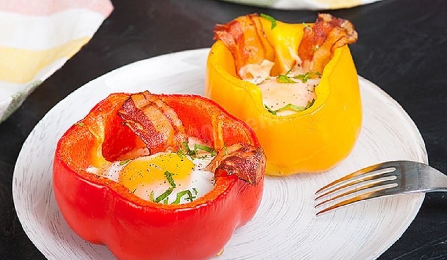 Рецепт яичницы в половинках перца