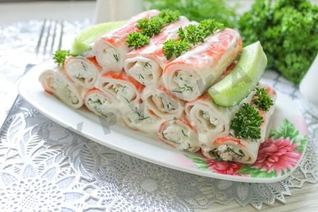 Закуска из фаршированных крабовых палочек