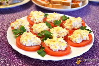 Закуска из помидоров с колбасным сыром и чесноком