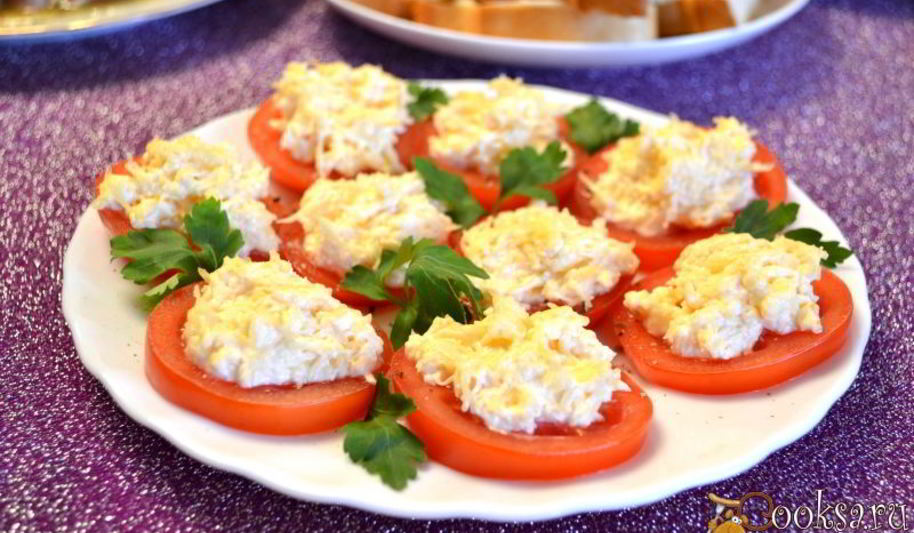 Рецепт закуски из помидоров с колбасным сыром и чесноком