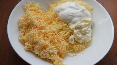 закуска из помидоров с колбасным сыром и чесноком