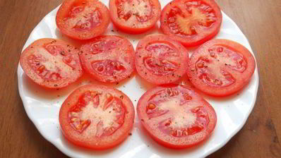 закуска из помидоров с колбасным сыром и чесноком