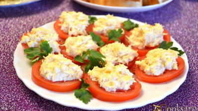 закуска из помидоров с колбасным сыром и чесноком