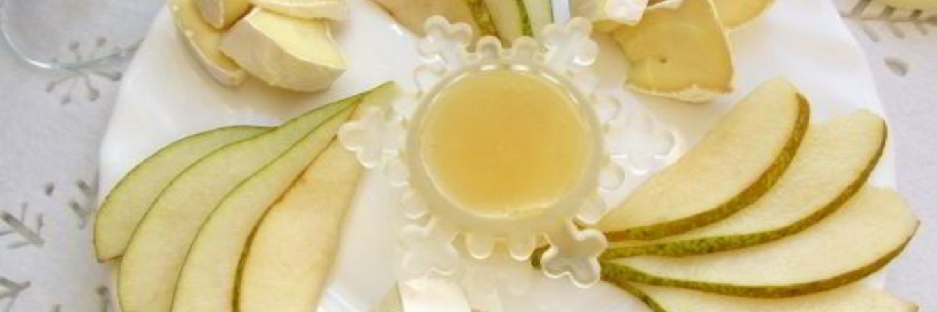 Закуска с камамбером, грушами и медом