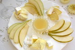 Закуска с камамбером, грушами и медом