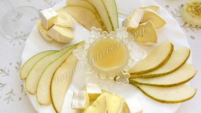 закуска с камамбером, грушами и медом