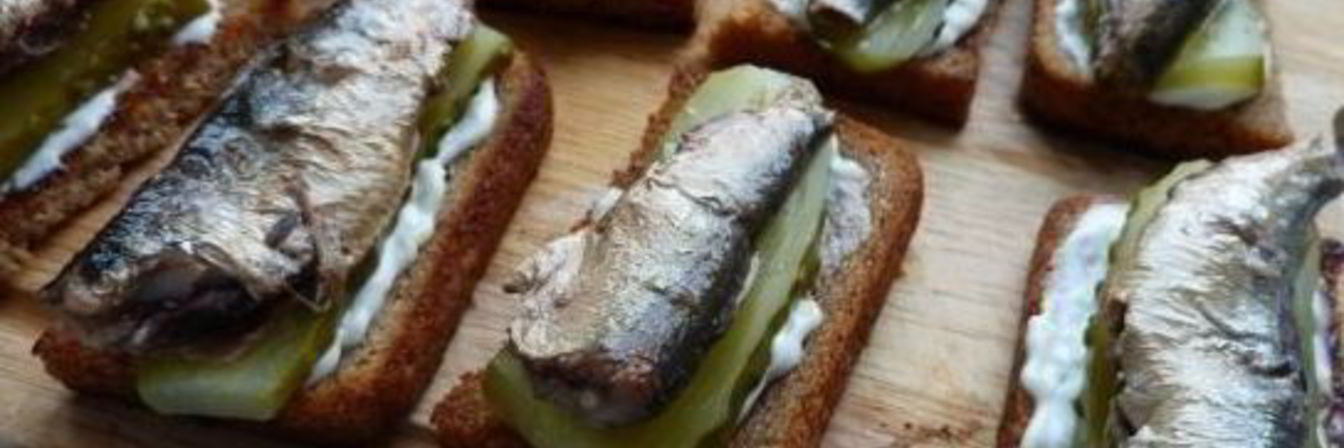 Закуска со шпротами