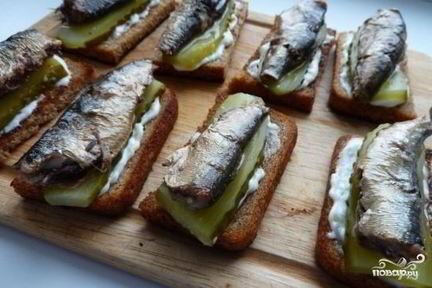 Закуска со шпротами