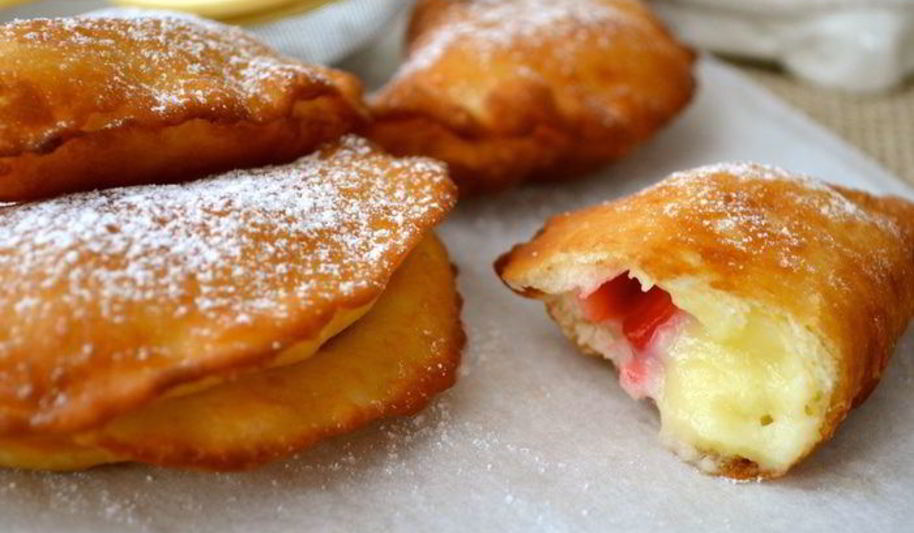 Рецепт жареных полумесяцев с клубникой