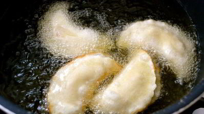 жареные полумесяцы с клубникой