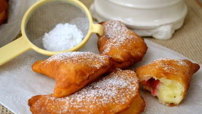 жареные полумесяцы с клубникой