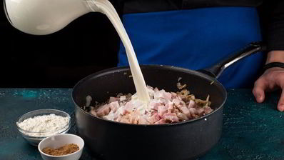 сытный мясной жульен в булочке