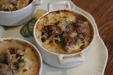 Жульен с куриной печенью и грибами